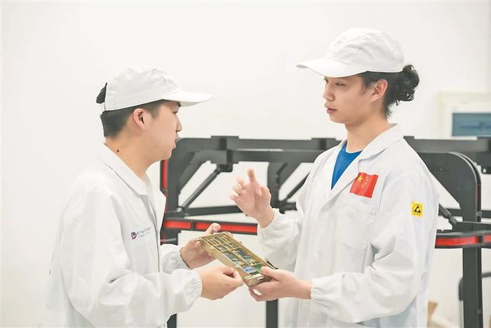 “小卫星班”学生参与小卫星创新设计项目。图片由哈尔滨工业大学航天学院提供